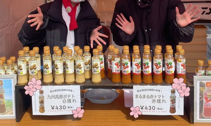 規格外野菜から生まれたシリーズ商品の販売風景